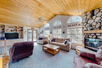 Image de Maison boisée confortable avec tennis, terrain de jeux et golf partagés sur place!