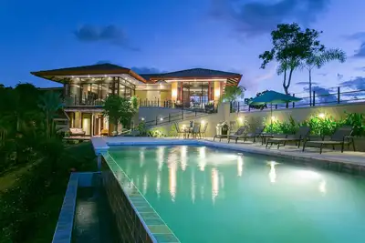 Image de Ultra luxe avec vue panoramique, piscine privée à débordement et paradis de la nature