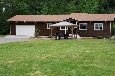 Image de Maison Sumner / Bonney Lake située au centre Niché sur un domaine de 5 acres