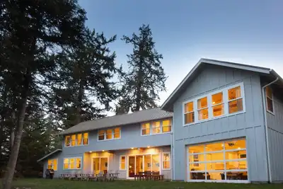Image de Waterfront Home, Private Beach: la maison spacieuse et contemporaine de Madrona