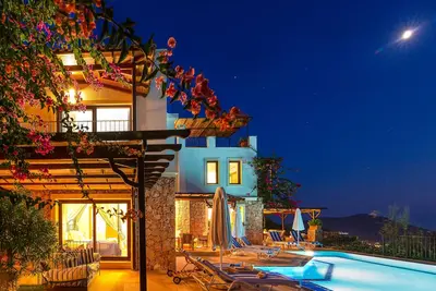 Image de Luxueuse villa avec piscine privée et magnifique vue sur la baie de Kalkan