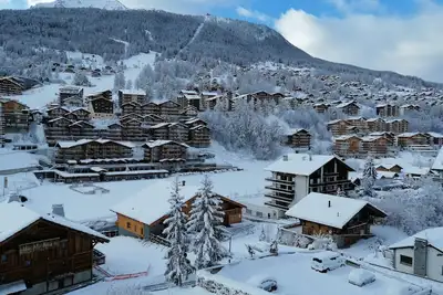 Image de Grand appartement ensoleillé, vues superbes, piscine, grande cuisine, 412km des pistes. . . .