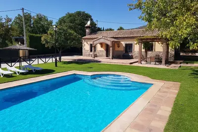 Image de El Nogal: maison rurale avec piscine et terrain de padel