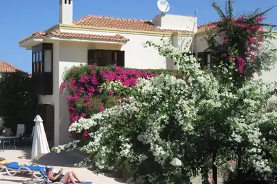 Image de Villa avec piscine. Superbes vues sur la mer et la montagne. Piscine et grand jardin mature