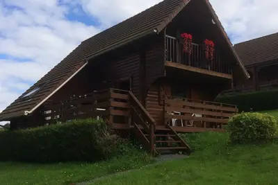 Image de Log Cabin traditionnel sur un site résidentiel calme avec piscine chauffée communautaire