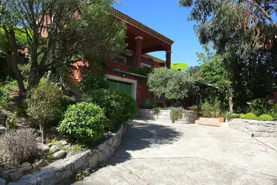 Image de \"Ambiance Méditerranéenne\" lovée dans un écrin de verdure, avec vue dominante
