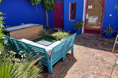Petite maison confortable à la gare. Jardin privé avec jacuzzi. Wifi Stationnement
