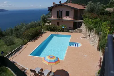 Image de Complexe privé exclusif avec piscine et vue unique sur le lac