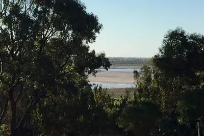 Image de Blue Cottage avec vue imprenable sur le lac et magnifiques couchers de soleil