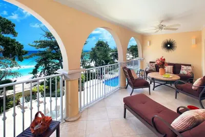 Image de Front de mer, luxe familial sur rue animée Lawrence Gap
