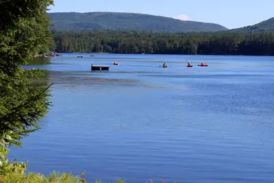 Image de Gîte Gilmanton - 200 pieds de façade sur l'eau sur Crystal Lake,