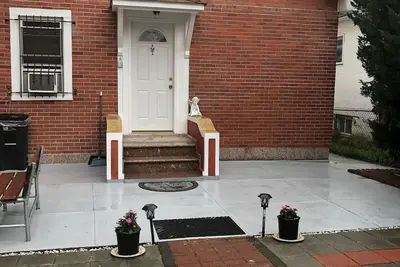 Image de Woodside, Queens récemment rénové, spacieuse maison de 2 chambres, accès facile à Manhattan