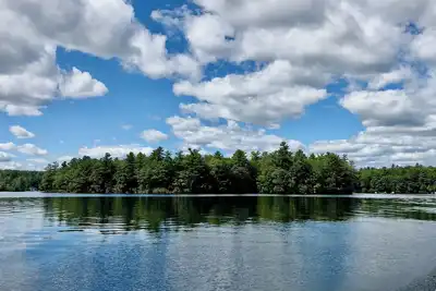 Image de Private Island Oasis Sur le lac Thompson idéal pour les escapades en famille ou Vacances!