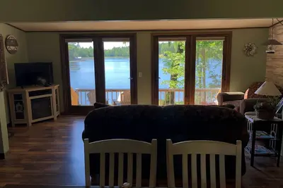 Image de Lakefront Country Cabin - Réservez les dates d'automne maintenant. De belles couleurs vous attendent!