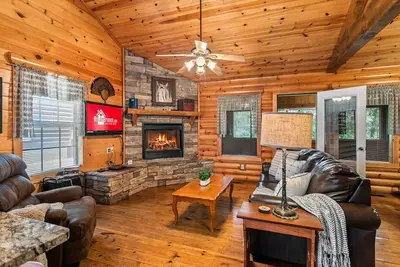 Image de Véritable cabane en rondins - très grand lit, cuisine complète, foyer, vues boisées