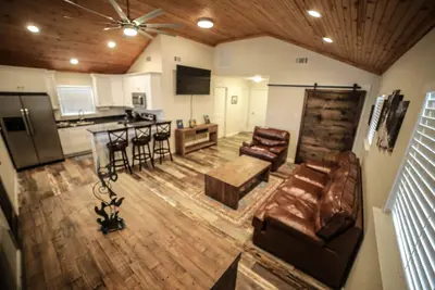 Image de Venez rester et jouer au Tiger's Den situé à Venice, La!