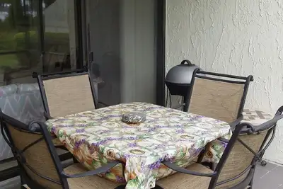 Image de Plan de luxe sur le lac au premier étage d'un condo sur deux étages