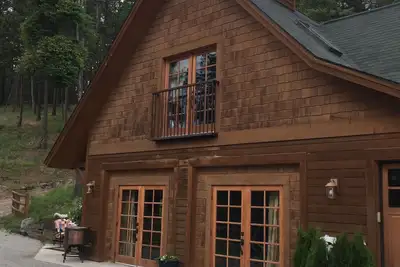 Image de Gated 2 Bedroom Cottage: 4 personnes, vue sur le lac, cheminée, cuisine.