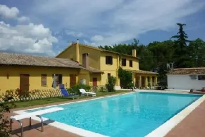 Image de Maison immergée dans le calme de l'ombrie avec piscine et parc clôturé