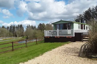 Image de Caravane au bord du lac dans la campagne galloise. Courte distance en voiture de la côte pittoresque!