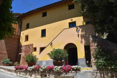 Image de Top-Hill Farm-House dans un village toscan pittoresque avec une vue imprenable.
