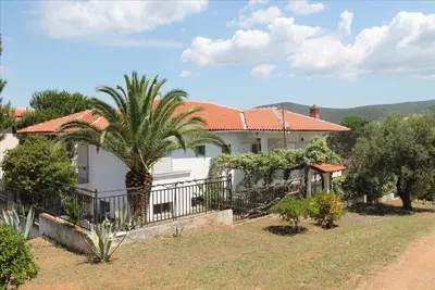 Image de 3 chambres, 2 salles de bain, grand jardin avec une belle vue
