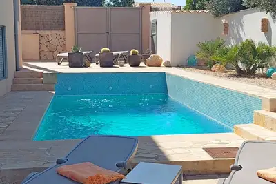 Image de maison rénovée haut, de haut niveau, 6 pers. Vue sur la mer, plage, piscine