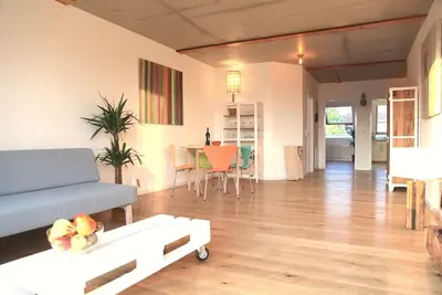 Image de appartement mansardé lumineux (ascenseur! ) avec un grand balcon, juste sur le Mauerpark!