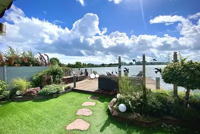 Image de Maison de vacances luxueuse directement sur le lac
