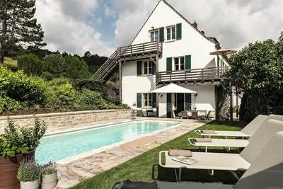 Image de Maison de vacances exclusive dans un emplacement privilégié entouré de verdure, avec vue sur la ville.