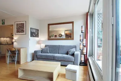 Image de grand studio clair et calme