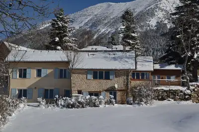 Image de Grande maison de charme en montagne - ski et lac à proximité immédiate.