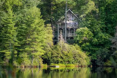Image de Lakeside Cottage, sur Whisper Lake avec magnifique lac et vue sur la montagne.