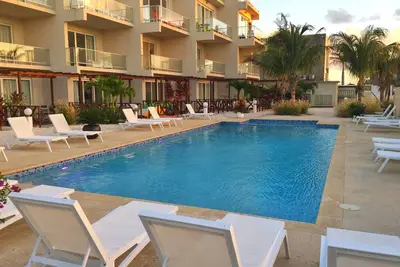 Image de Incroyable spacieux et beau condo 3 chambres # 1 à distance de marche de tout! !