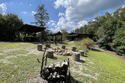 Image de Camp Hideaway Hemlock Haven Cabin au lac James Nc