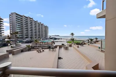 Image de Condo de luxe face à la mer au 2e étage à quelques pas de la plage et des piscines