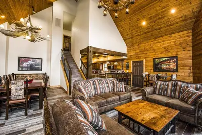 Image de Luxury Lakefront Lodge ~ Incroyable piscine / toboggan ~ 2mi à Silver Dollar City ~ Dock