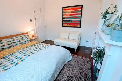 Image de Incroyable maison familiale de luxe avec 6 chambres et 3 salles de bain dans le centre de Londres avec jardin à l'arrière