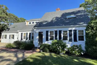 Image de Cap Edgartown entièrement rénové avec nouvelle piscine ~ 14 personnes