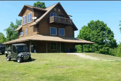 Image de Maison Unique De 3 Histoires Mountaintop Log, 120 Acres Dog Friendly