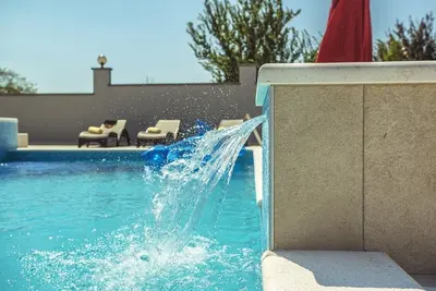 Image de Villa spacieuse avec piscine privée, jacuzzi, billard