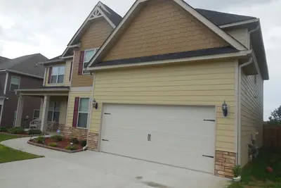 Image de Belle nouvelle maison de cinq chambres située dans le centre, tout près de I20