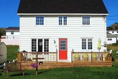 Image de Historic Saltbox House surplombant l'océan.