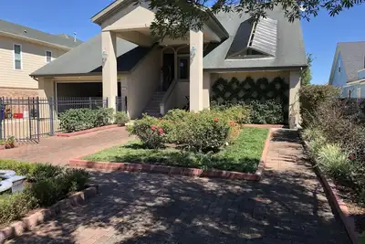 Image de Grande maison de vacances Bayfront avec jetée, ascenseur et vue imprenable sur la baie de Galveston