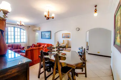 Image de Luxe, entièrement rénové, spacieux appartement de 3 chambres à quelques minutes de l'aéroport du Caire