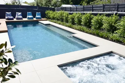 Image de Luxe Contemporain - piscine chauffée & spa, vue mer