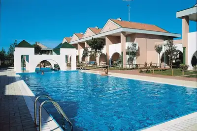 Image de Appartement de vacances avec climatisation, terrasse, balcon et piscine