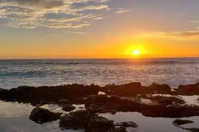Image de Makaha Beach Guest House avec piscine à quelques pas de l'océan / de la plage.