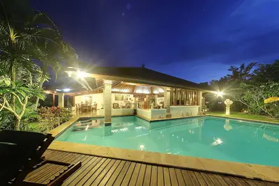 Image de Senyum, Villa traditionnelle de 4 chambres, vue sur la falaise, Jimbaran;