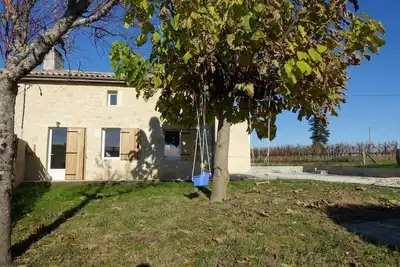 Image de Maison en plein milieu des vignes avec jardin clos, ideal familles